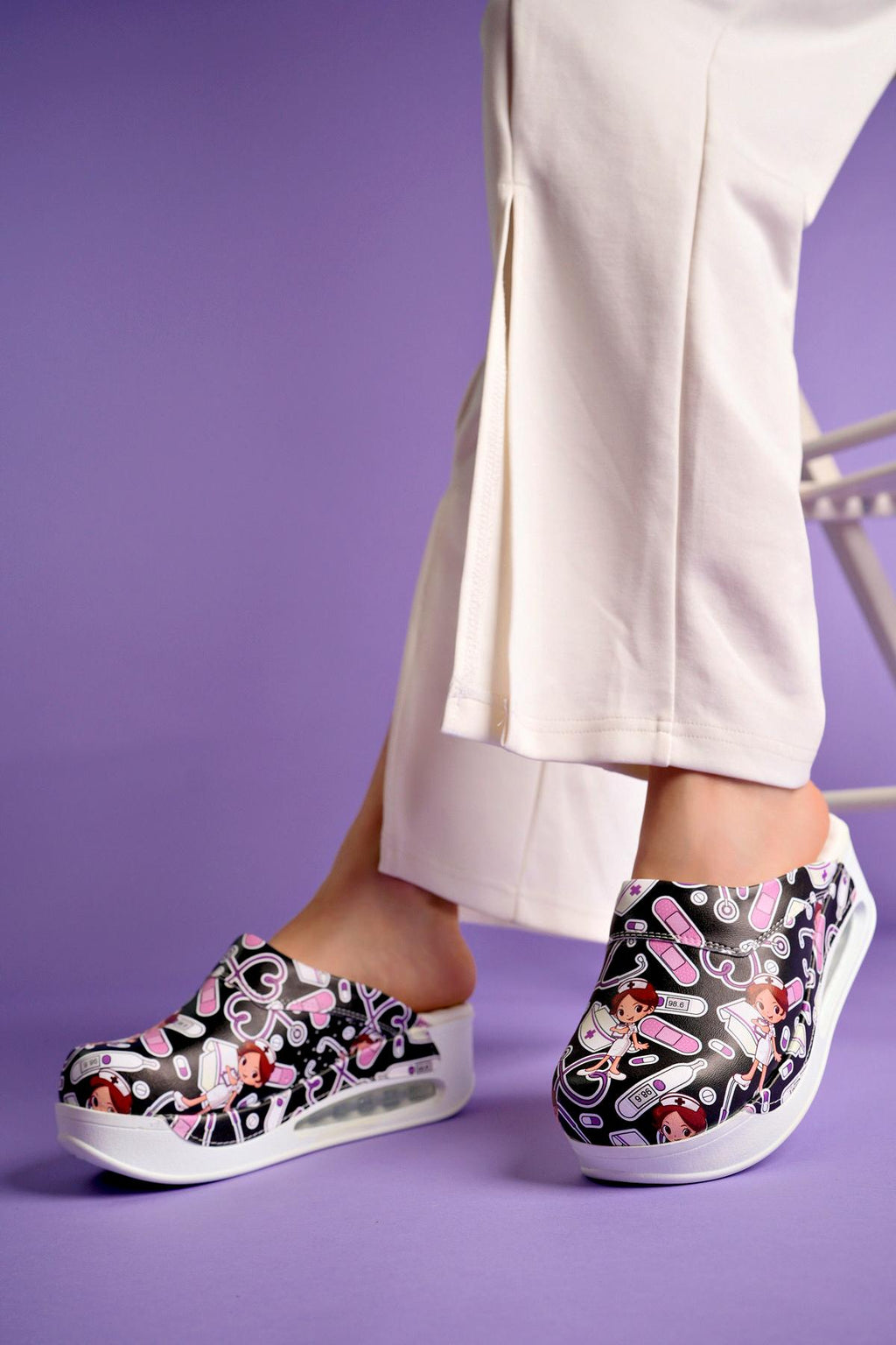 Saboti Medicali Ortopedici pentru femei, negri cu imprimeu Cute Nurse - Model Airmax
