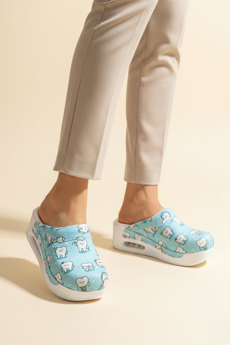 Saboti medicali ortopedici, bleu cu imprimeu, femei - Model airmax medical Stomatolog turquoise Imagine principală a produsului